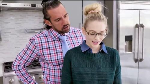 逼逼粉嫩嫩大长腿，各种方式大力抽插，啪啪碰撞，销魂呻吟鸡儿硬了