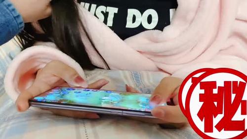 妹纸正在玩《王者荣耀》被男友拉揉奶啪啪 极品爆乳妹妹边玩边被怼操